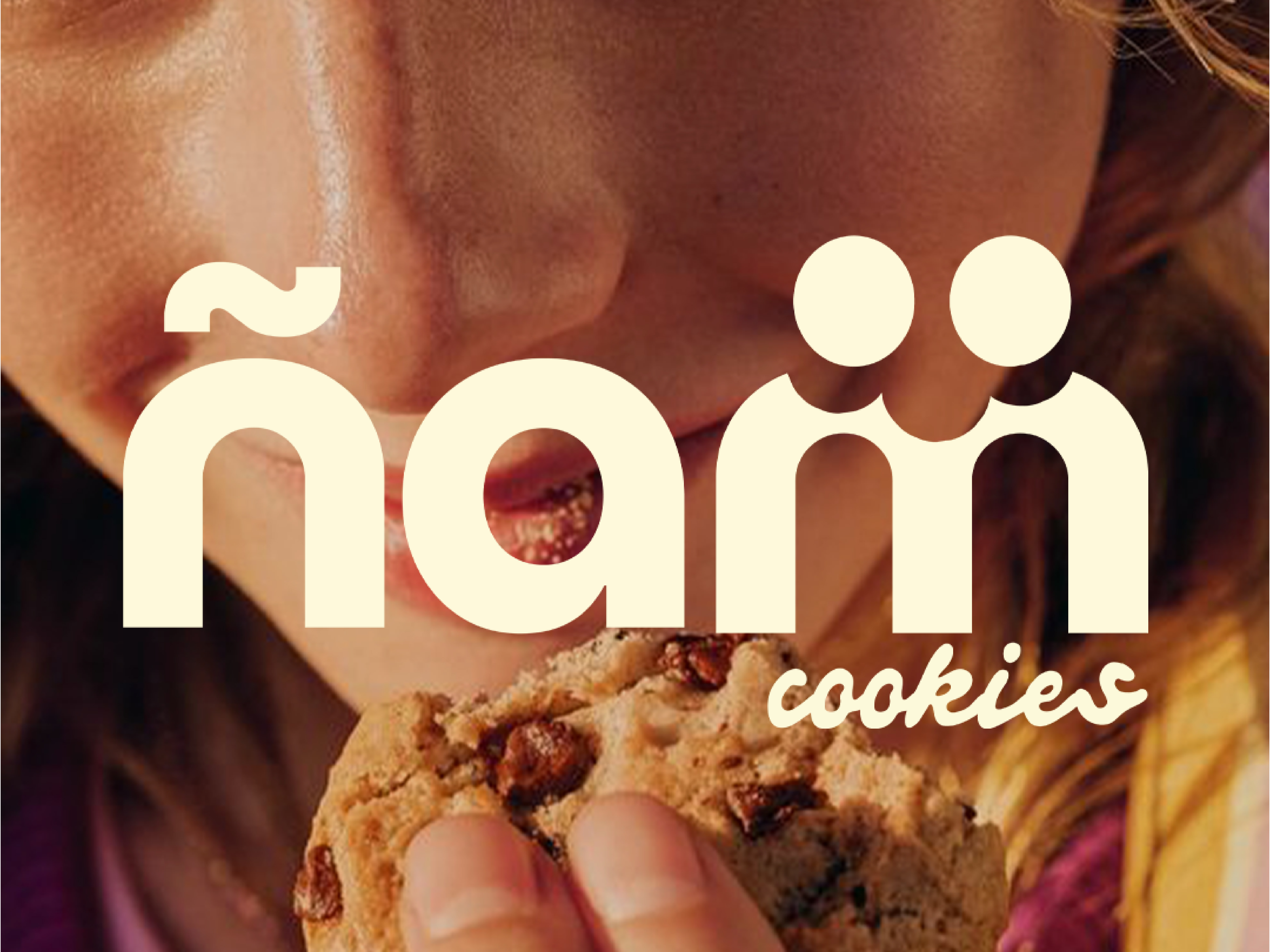 Portada del proyecto Ñam: logotipo Ñam cookies sobre fotografía de una persona comiendo una galleta
